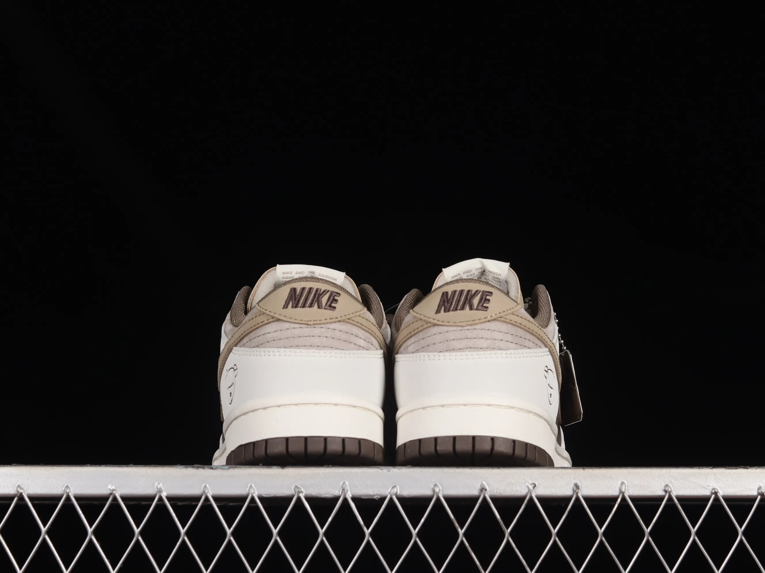 All Categories Nk SB Dunk Series Nk SB Dunk Low Low-top sneakers Otomo Katsuhiro x Nk SB Dunk Low "Steamboy OST" Otomo Katsuhiro co-branded SB low-top sports and leisure sneakers LF0039-031